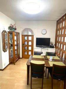TV a/nebo společenská místnost v ubytování 日式庭院豪宅