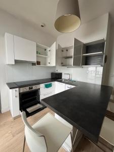 Kuchyňa alebo kuchynka v ubytovaní Agréable maison de ville avec une belle terrasse