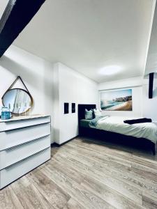 Rúm í herbergi á Spacious 2BR & 1LR Apt for 7P Peaceful Location