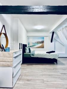 Setusvæði á Spacious 2BR & 1LR Apt for 7P Peaceful Location