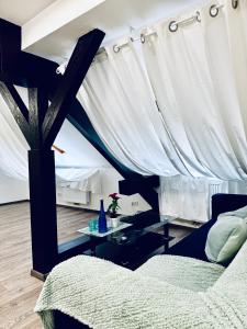 Setusvæði á Spacious 2BR & 1LR Apt for 7P Peaceful Location