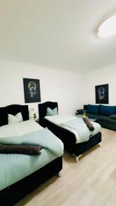 Rúm í herbergi á Spacious 2BR & 1LR Apt for 7P Peaceful Location