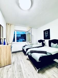 Rúm í herbergi á Spacious 2BR & 1LR Apt for 7P Peaceful Location