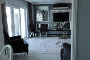 A television and/or entertainment centre at WHİTE ROSE VİLLA Jakuzili ve Isıtma Havuzlu