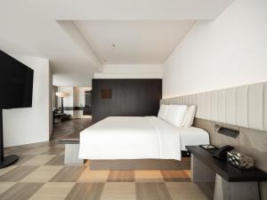 Ліжко або ліжка в номері SAVHE Hotel Shenzhen Riverside Times - Free night snacks and afternoon tea +33 фото