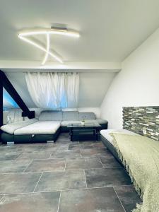 Rúm í herbergi á Spacious 2BR & 1LR Apt for 7P Peaceful Location