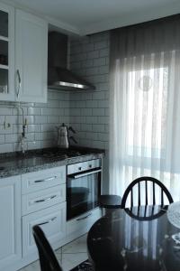 A kitchen or kitchenette at WHİTE ROSE VİLLA Jakuzili ve Isıtma Havuzlu