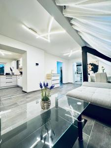 Setusvæði á Spacious 2BR & 1LR Apt for 7P Peaceful Location