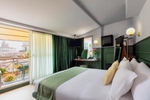 una camera da letto con un letto grande e un balcone di Hotel Concordia a Roma
