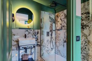 un bagno con lavandino e doccia di Hotel Concordia a Roma Altre 37 foto