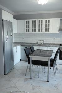 A kitchen or kitchenette at WHİTE ROSE VİLLA Jakuzili ve Isıtma Havuzlu