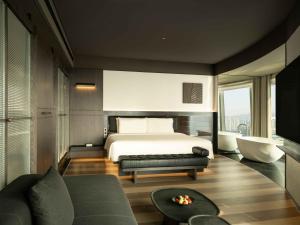 Ліжко або ліжка в номері SAVHE Hotel Shenzhen Riverside Times - Free night snacks and afternoon tea