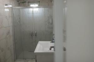 A bathroom at WHİTE ROSE VİLLA Jakuzili ve Isıtma Havuzlu