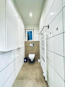Baðherbergi á Spacious 2BR & 1LR Apt for 7P Peaceful Location