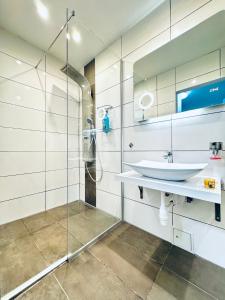 Baðherbergi á Spacious 2BR & 1LR Apt for 7P Peaceful Location