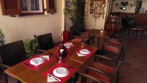 comedor con mesas y sillas de madera en Mango Rooms, en Rodas