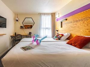 Postel nebo postele na pokoji v ubytování greet Hotel Beaune