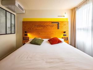Postel nebo postele na pokoji v ubytování greet Hotel Beaune