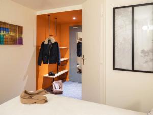 Postel nebo postele na pokoji v ubytování greet Hotel Beaune