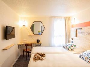 Postel nebo postele na pokoji v ubytování greet Hotel Beaune