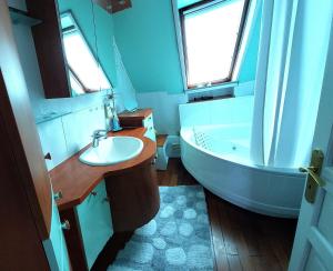 a bathroom with a tub and a sink and a bath tub at Gite près de Strasbourg Terre d'Helene 42 m2, 3 étoiles, 4-5 personnes in Berstett