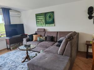 un soggiorno con un divano e un tavolo di Rajski vrt a Crikvenica