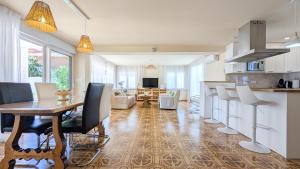 a kitchen and living room with a table and chairs at VILLA Rübezahl in Benidorm