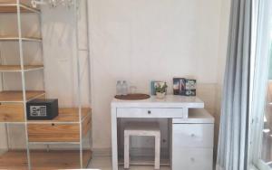 Zimmer mit einem weißen Schreibtisch und einem Regal in der Unterkunft The shortcut rooms in Canggu + 54 Fotos