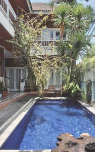 ein Swimmingpool vor einem Haus in der Unterkunft The shortcut rooms in Canggu