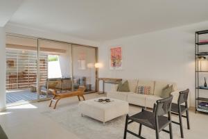 un soggiorno con un divano e un tavolo di Salgados Premium Beach Villa by DA'Home ad Albufeira