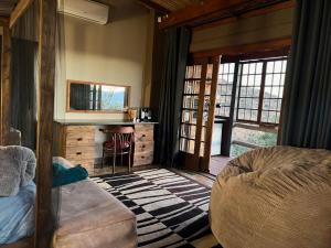 una sala de estar con un sofá y una mesa en Anahata Nature Resort, en Hartbeespoort