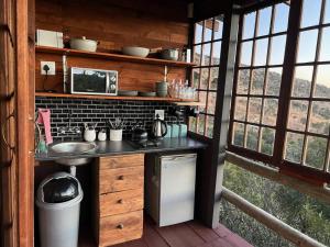 Una cocina con encimera y fregadero en una habitación. en Anahata Nature Resort, en Hartbeespoort