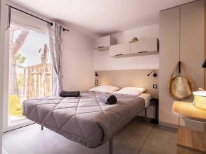 En eller flere senge i et værelse på Camping 4 étoiles - Parc aquatique - ccaffga