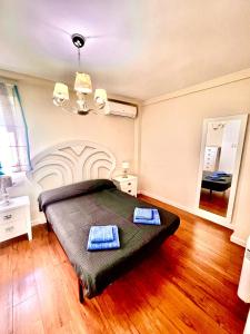 リナーレスにあるLA PAZ 2 Dormitorios PONDOSの大きなベッドとタオル2枚のある寝室 +1枚の写真