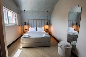 a bedroom with a bed and a large mirror at Hotel Coral in Roda