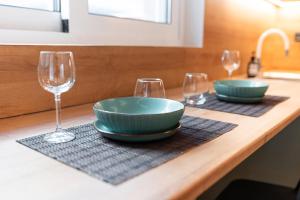 duas tigelas e taças de vinho em um balcão de cozinha em Center Holiday em Preveza mais 21 fotografias