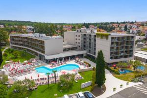 Bazén v ubytování Hotel Park Plava Laguna nebo v jeho okolí