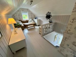 Imagen de la galería de Cozy Guesthouse with Private Garden, en Hvasser
