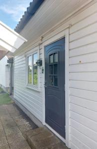 Imagen de la galería de Cozy Guesthouse with Private Garden, en Hvasser