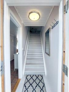 Imagen de la galería de Cozy Guesthouse with Private Garden, en Hvasser