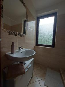 Et badeværelse på Szárcsa Apartman Sarud