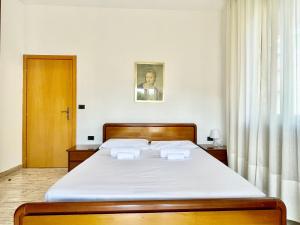 a bedroom with a large bed with white sheets at 3 Camere Terrazzo e Posto Auto - Praga 36 in Rimini