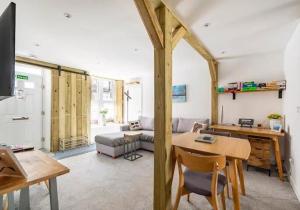 Televisyen dan/atau pusat hiburan di Vintage Beach House