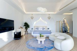 une chambre avec un lit et un salon dans l'établissement Dandi Seaview Resort Villas, Dali, à Dali