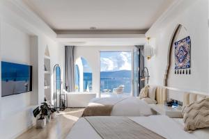 une chambre blanche avec vue sur l'océan dans l'établissement Dandi Seaview Resort Villas, Dali, à Dali 143 autres photos