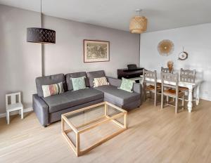 a living room with a couch and a table at Appartement confort et calme, proche commerces in Créteil
