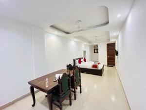 Postel nebo postele na pokoji v ubytování Hotel Smart - Malviya Nagar Above KFC