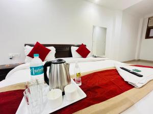 Postel nebo postele na pokoji v ubytování Hotel Smart - Malviya Nagar Above KFC