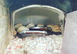 Un grupo de pasteles se cocinan en un horno. en Angela, en Teulada