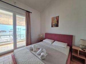 um quarto com uma cama com duas toalhas em Sunset Palio em PalaiónTsiflíkion